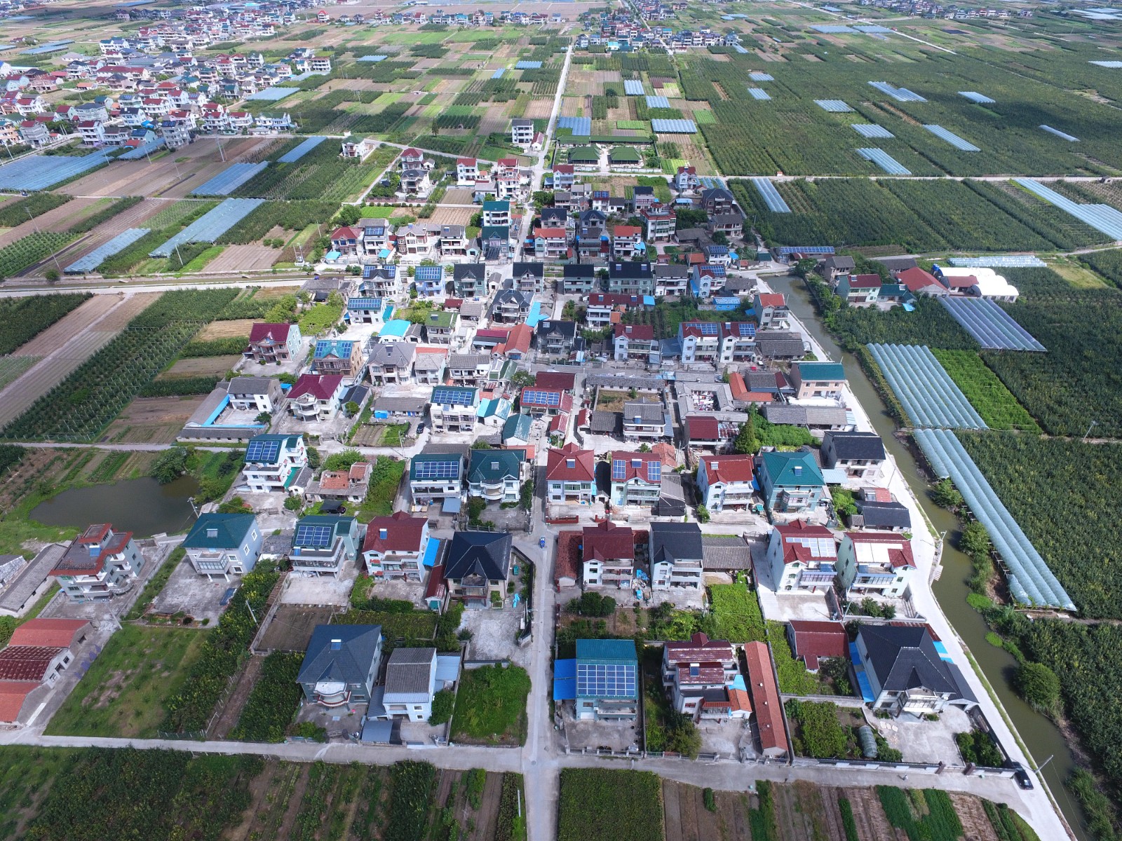 2023年户用漫衍式光伏政策扶持强、、、市场需求大、、、装机规模大