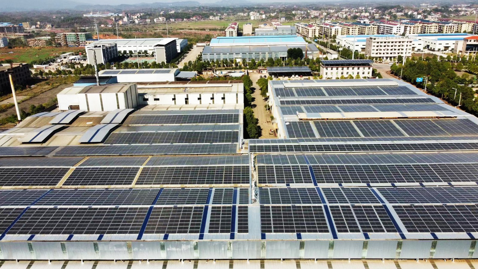 6月以来，，室外温度居高不下！！多地供电主要，，光伏电站或将为工商业企业带来“用电自由！！